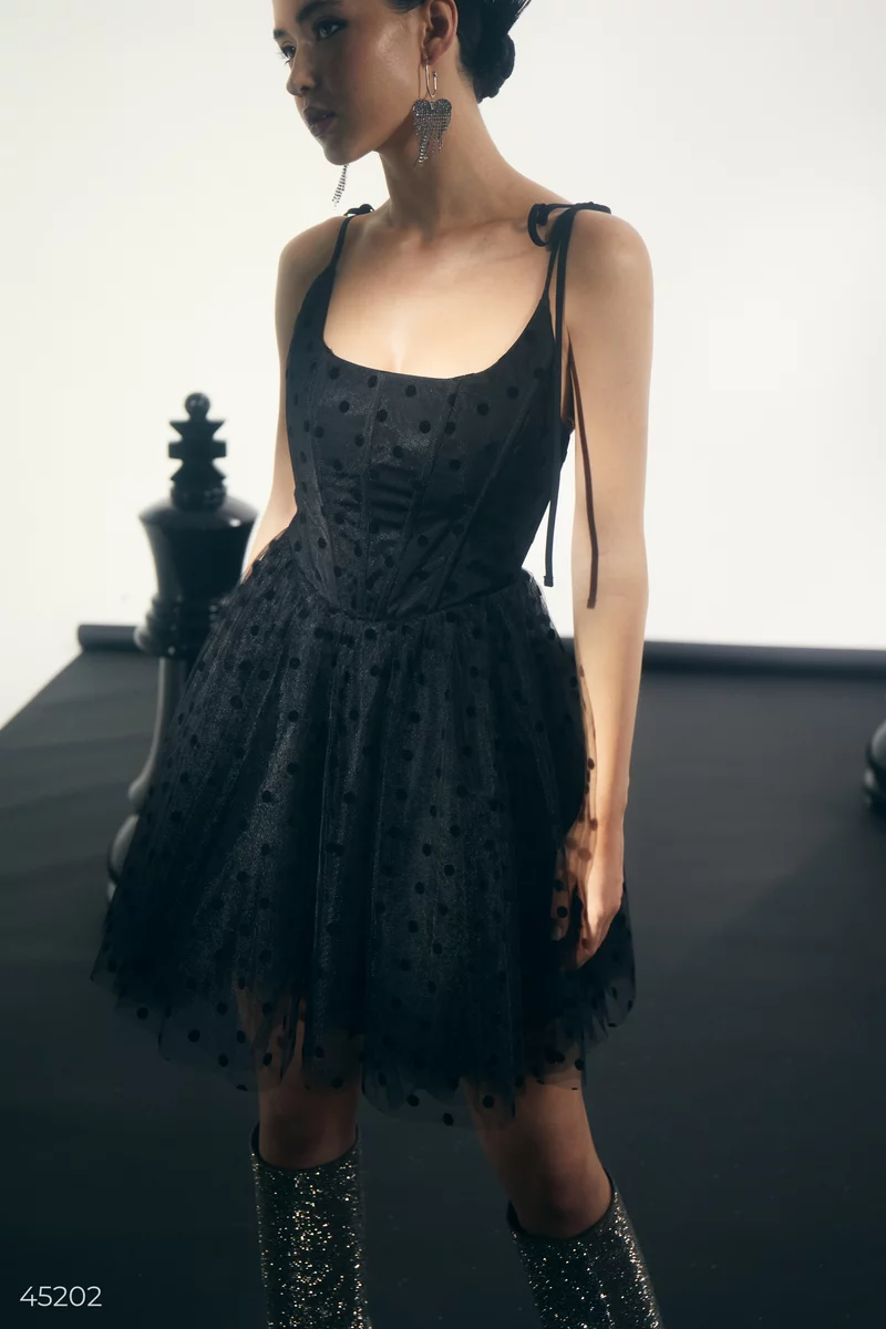 Чорна сукня з блискітками зі шнурівкою фотографія 5
