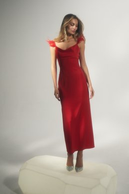 Красное сатиновое платье-комбинация с перьями фотография 2