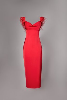 Червона сатинова сукня-комбінація з пір’ям