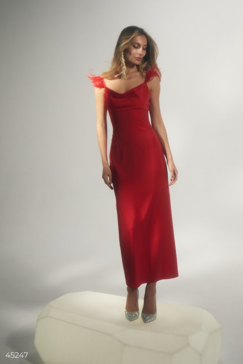 

Червона сатинова сукня-комбінація з пір’ям