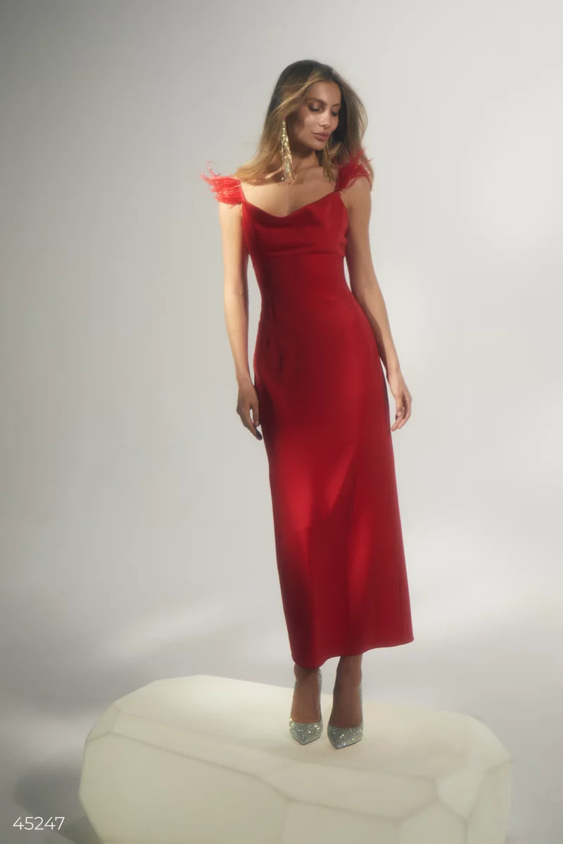 Красное сатиновое платье-комбинация с перьями фотография 1