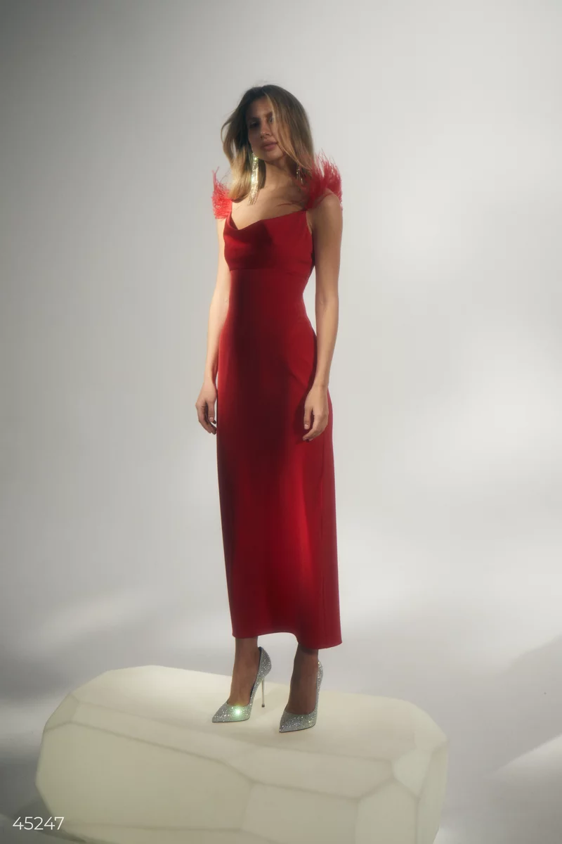 Червона сатинова сукня-комбінація з пір’ям фотографія 2