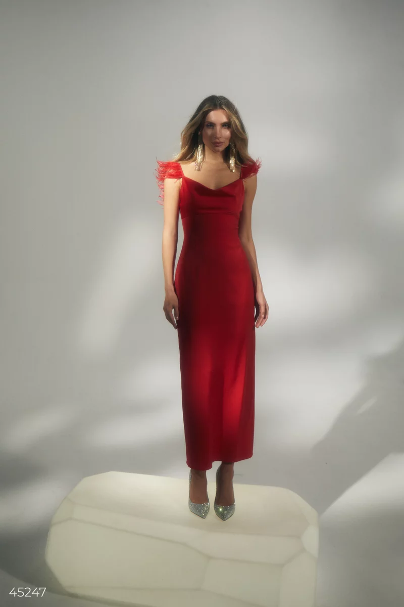 Червона сатинова сукня-комбінація з пір’ям фотографія 4
