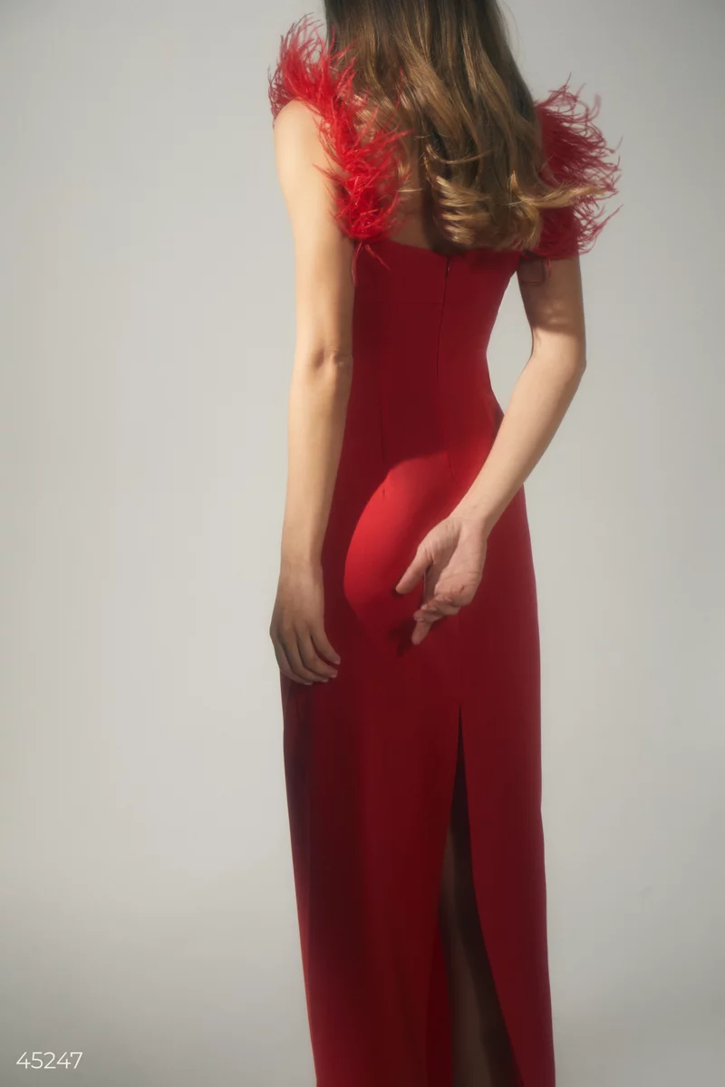 Красное сатиновое платье-комбинация с перьями фотография 5