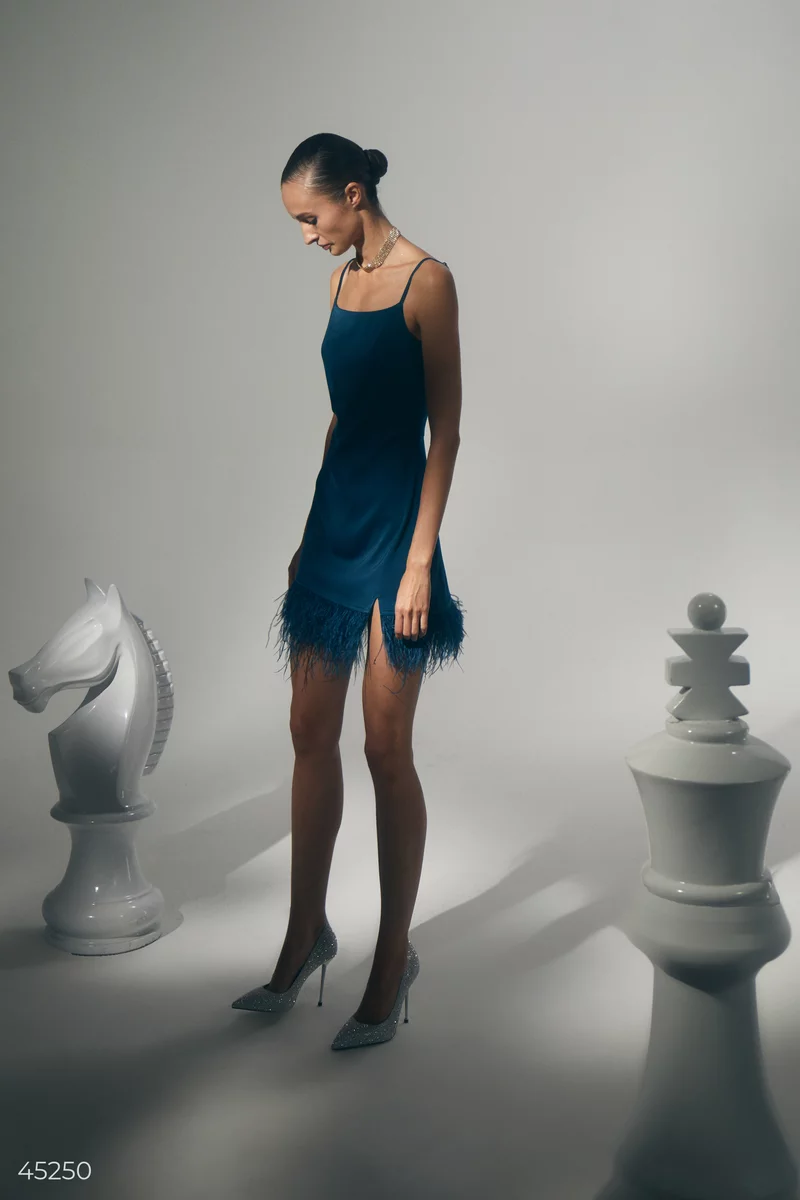 Сатиновое мини платье-комбинация с перьями фотография 3