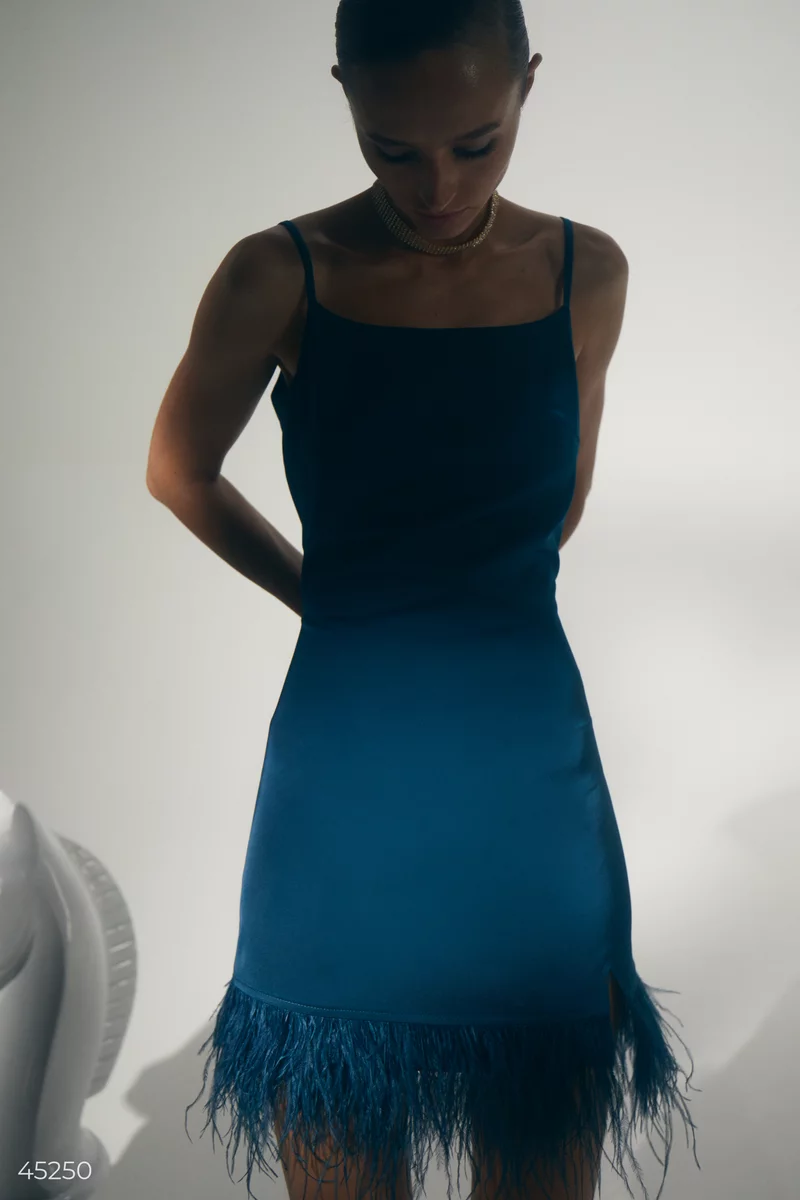 Сатиновое мини платье-комбинация с перьями фотография 4