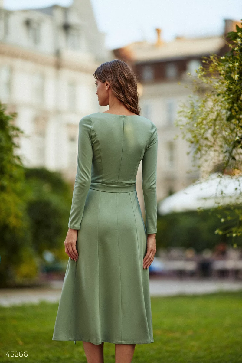 Зеленое платье меди с разрезами фотография 4