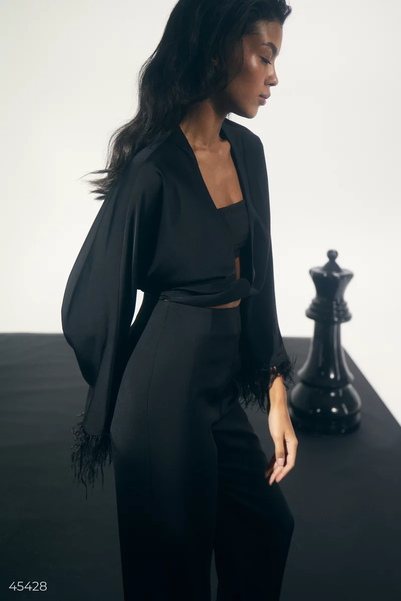 Чорна сатинова блуза з пір’ям на рукавах фотографія 2