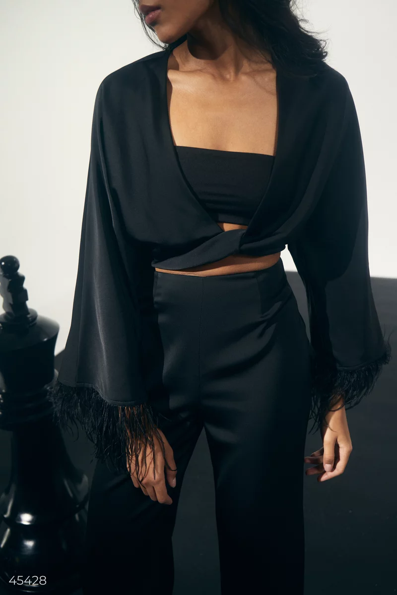 Черная сатиновая блуза с перьями на рукавах фотография 3