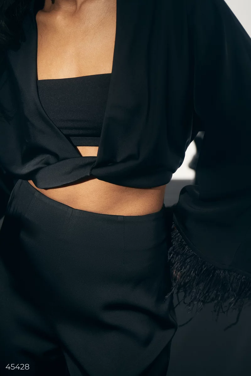 Черная сатиновая блуза с перьями на рукавах фотография 4