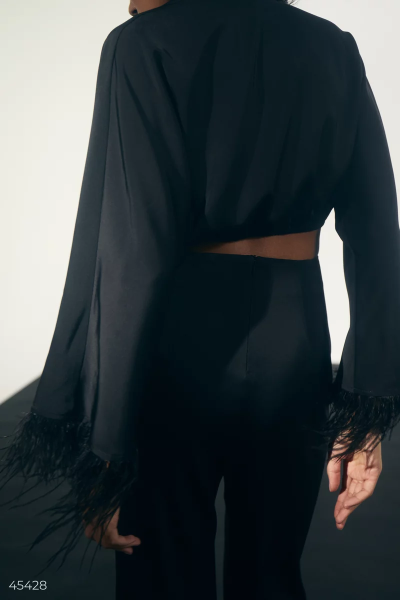 Черная сатиновая блуза с перьями на рукавах фотография 5