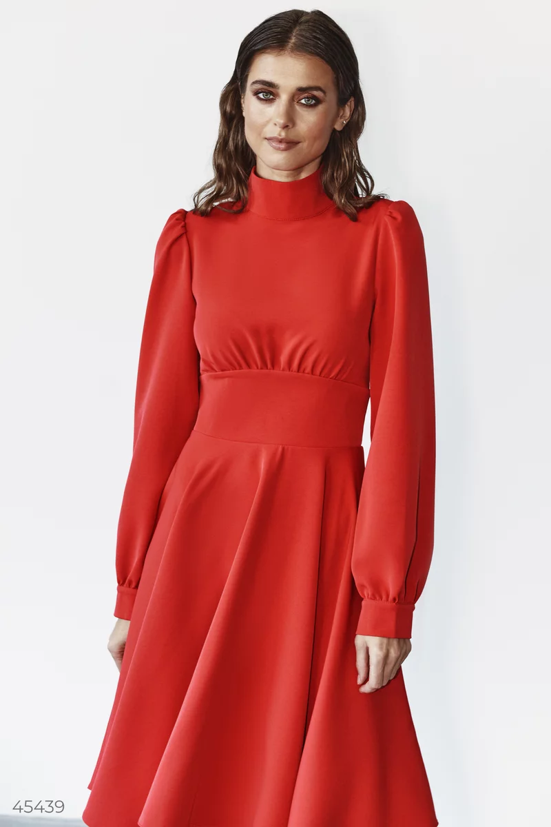 Акцентное красное платье фотография 1