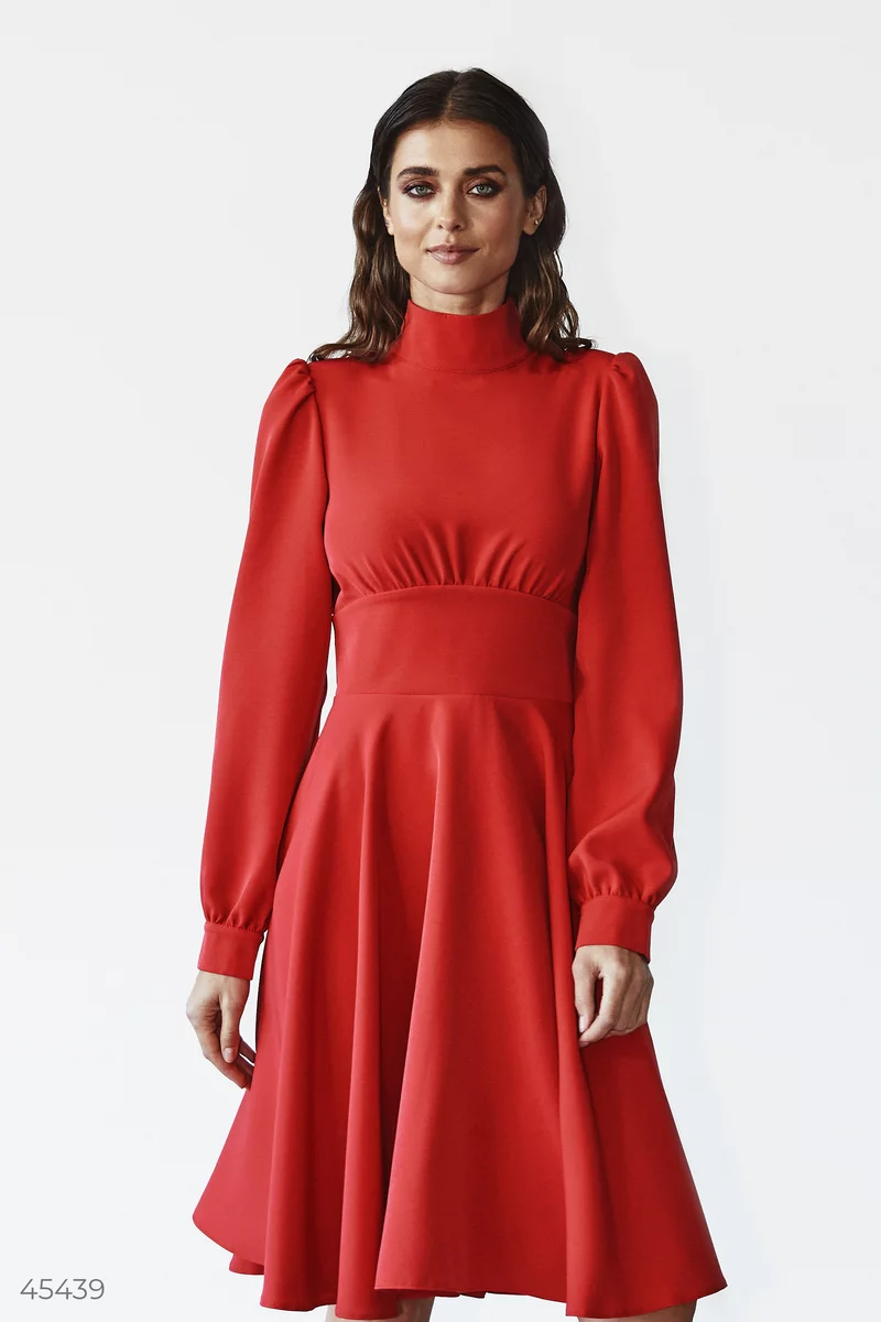 Акцентное красное платье фотография 2