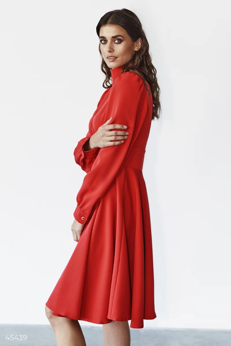 Акцентное красное платье фотография 3