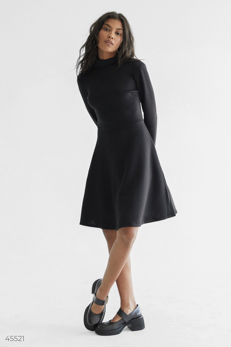 

Базова чорна сукня з трикотажу