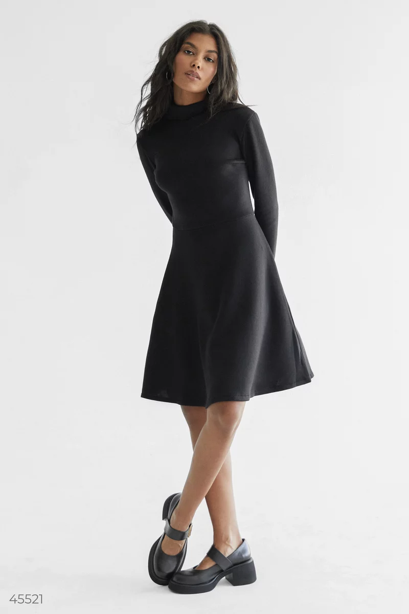 Базовое черное платье из трикотажа фотография 1