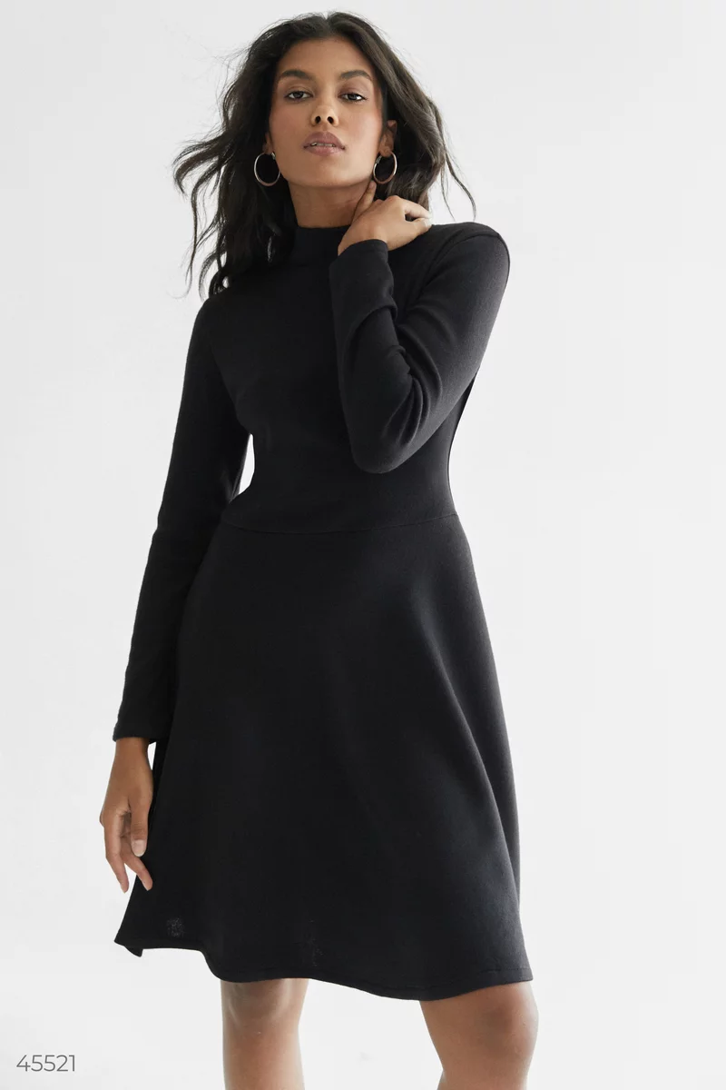 Базовое черное платье из трикотажа фотография 2