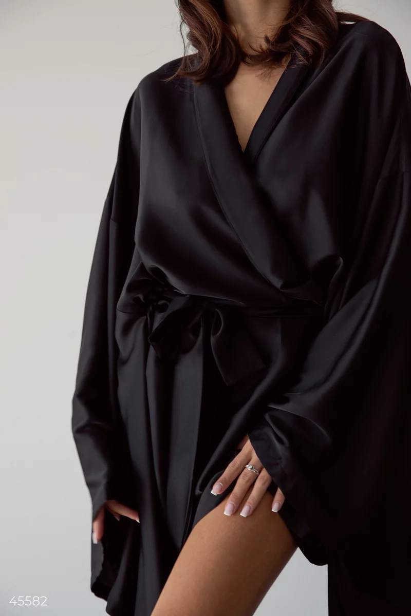 Чорна шовкова сукня-кімоно фотографія 2