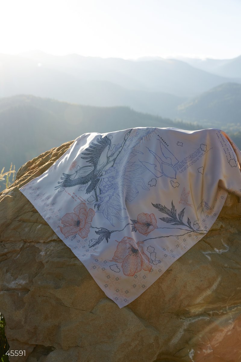 

Бежева шовкова хустка з принтом Душа