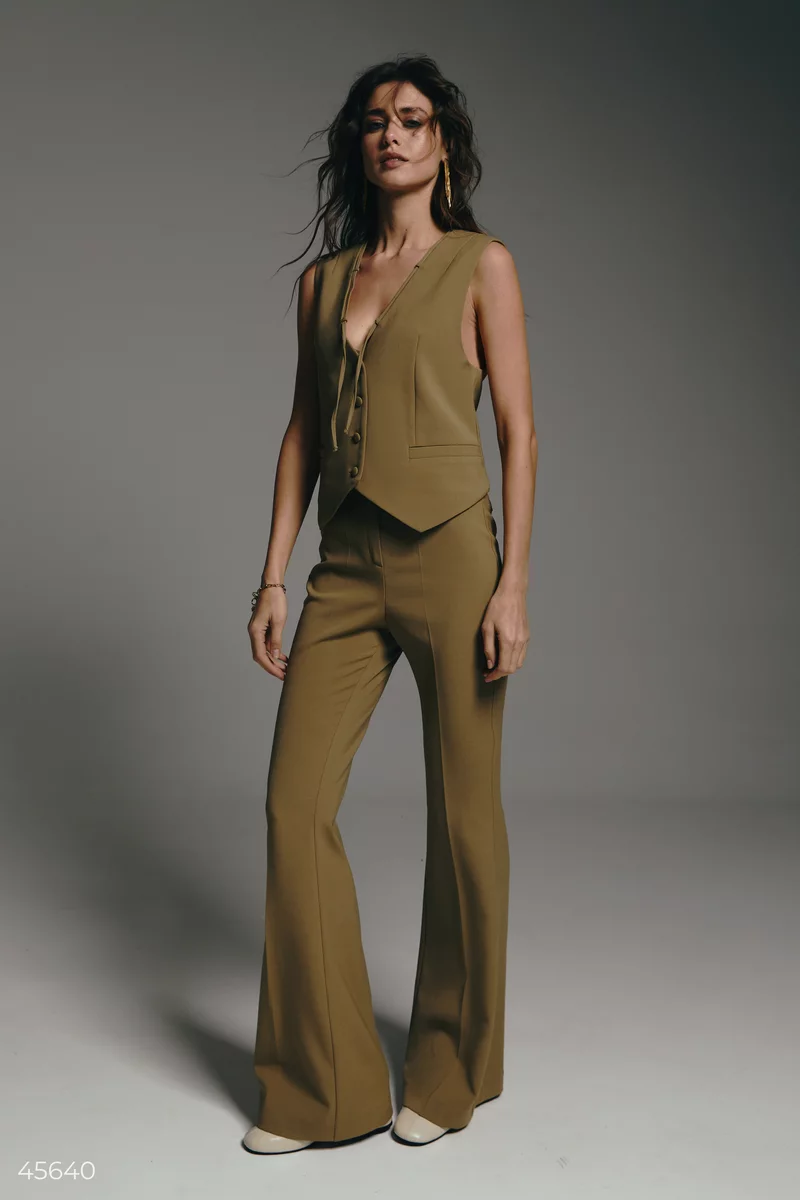 Pants with arrows in khaki shade photo 4