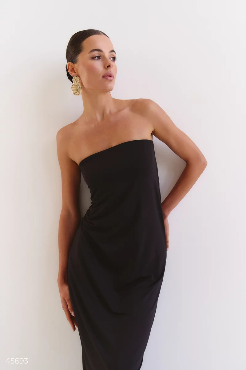 Черное платье-бандо с открытыми плечами фотография 2