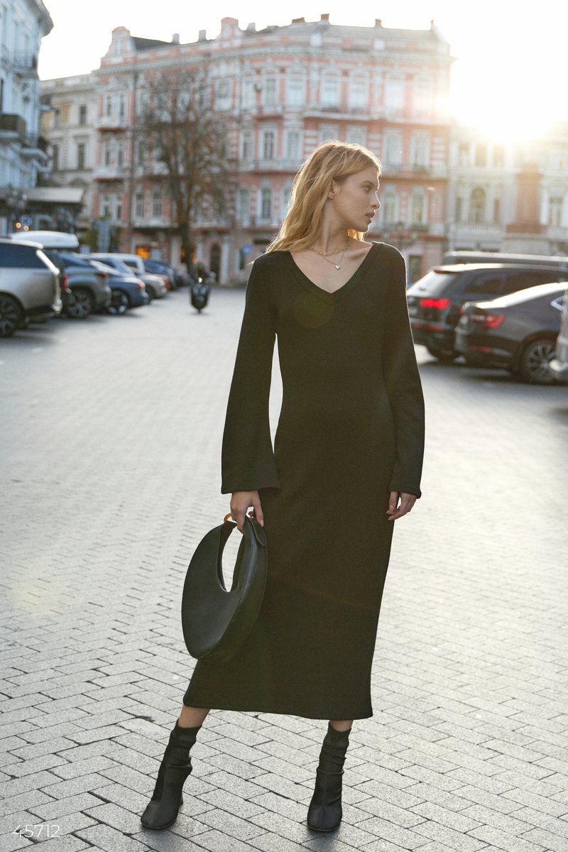 

Чорна трикотажна сукня з рукавом кльош