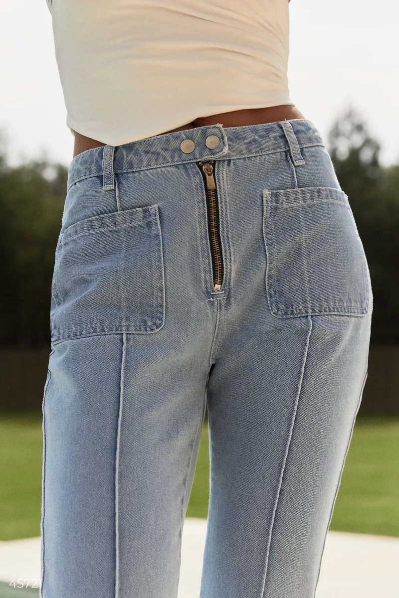 Блакитні джинси-кльош зі стрілками фотографія 4