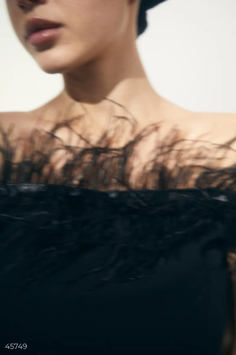 Black top with feathers photo 3