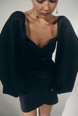 Черное платье мини с рукавами-фонариками фотография 2