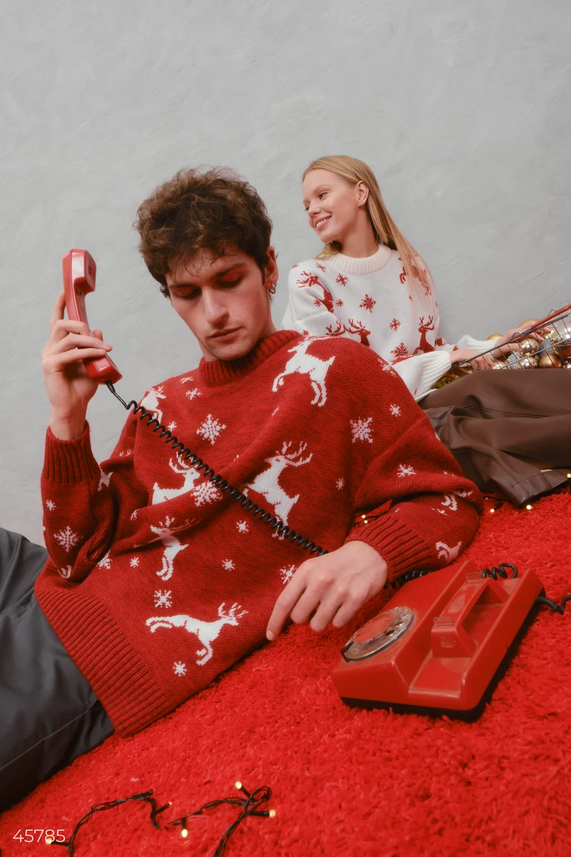 Красный свитер оверсайз с принтом олени фотография 2