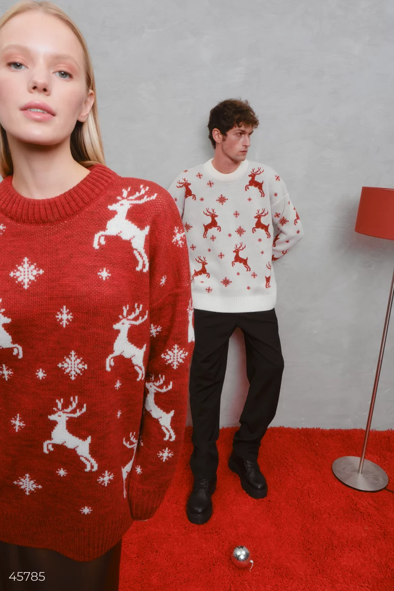 Красный свитер оверсайз с принтом олени фотография 3