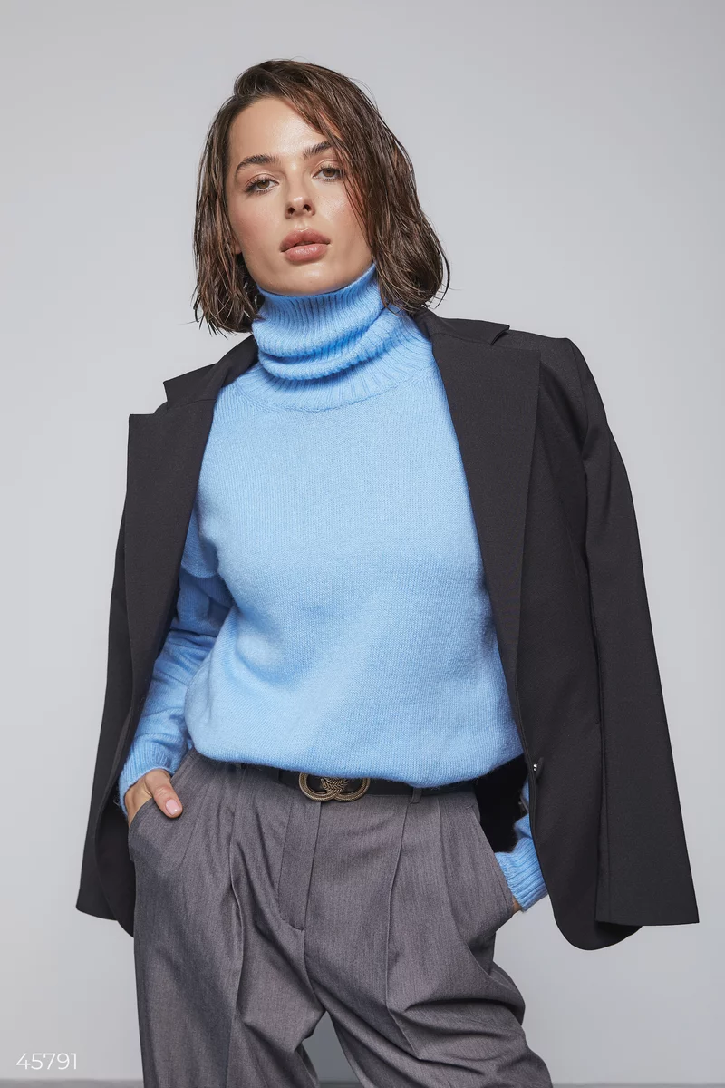Голубой свитер с высокой горловиной фотография 1