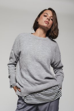 Серый удлиненный свитер с разрезами фотография 2