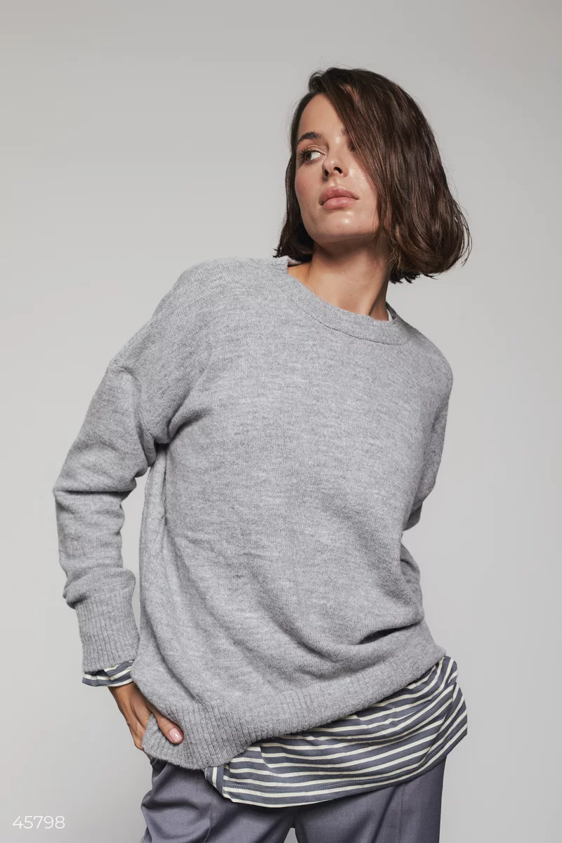 Серый удлиненный свитер с разрезами фотография 2