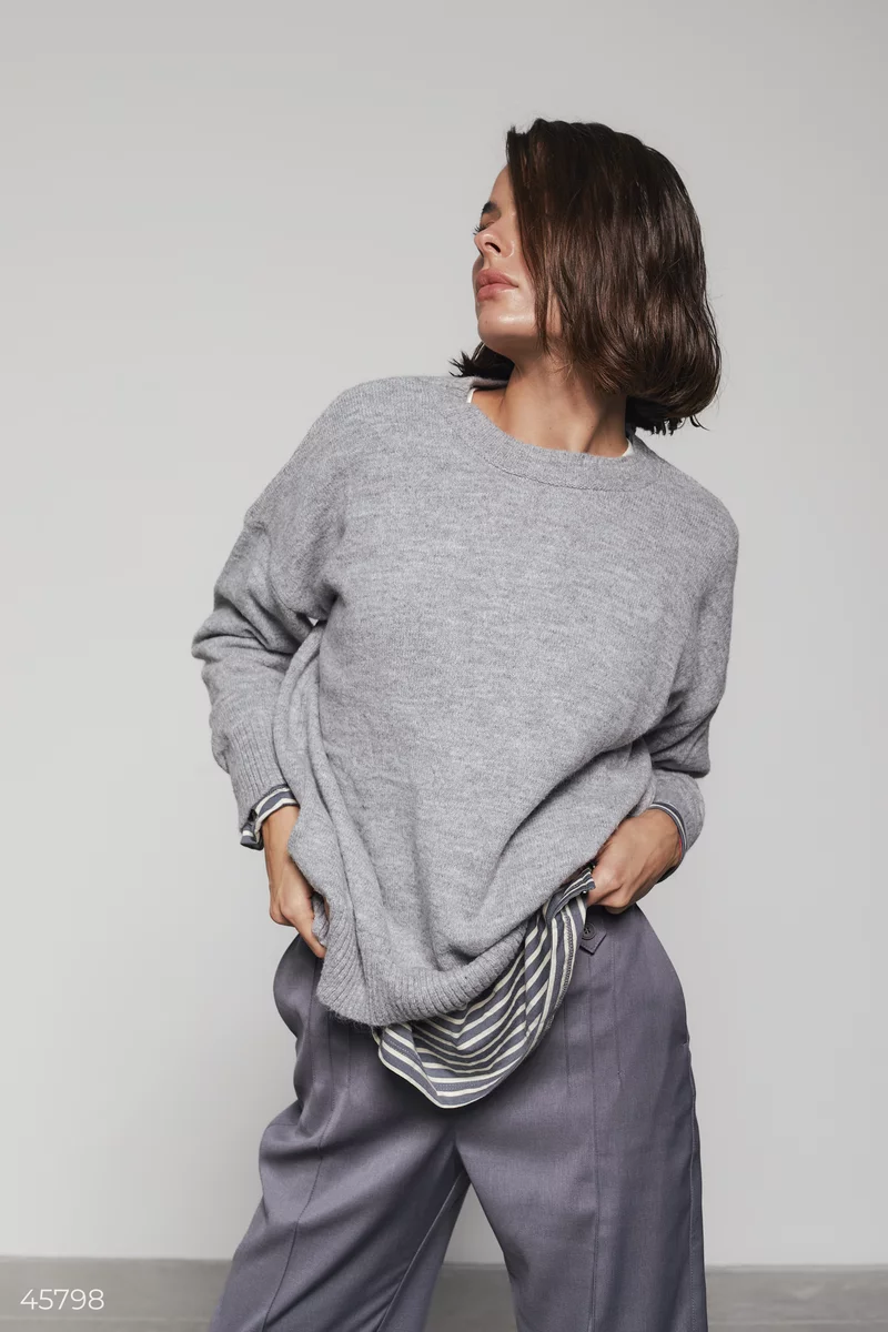 Серый удлиненный свитер с разрезами фотография 4