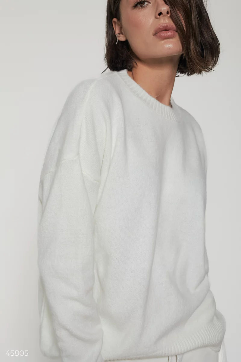 Молочный свитер из трикотажной вязки фотография 2