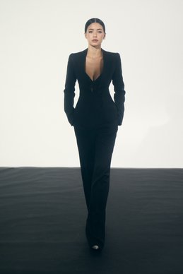 Черный костюм с пиджаком и брюками фотография 1