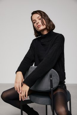 Черный свитер с широкой горловиной фотография 1