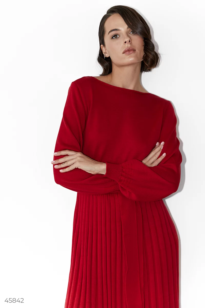 Red knitted midi dress with pleated bottom photo 4
