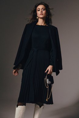 Черное трикотажное платье миди с плиссированным низом фотография 15
