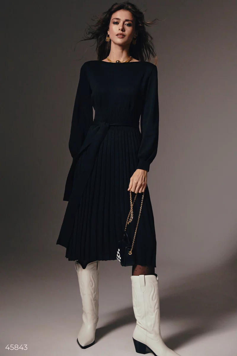 Чорна трикотажна сукня міді з плісованим низом фотографія 2