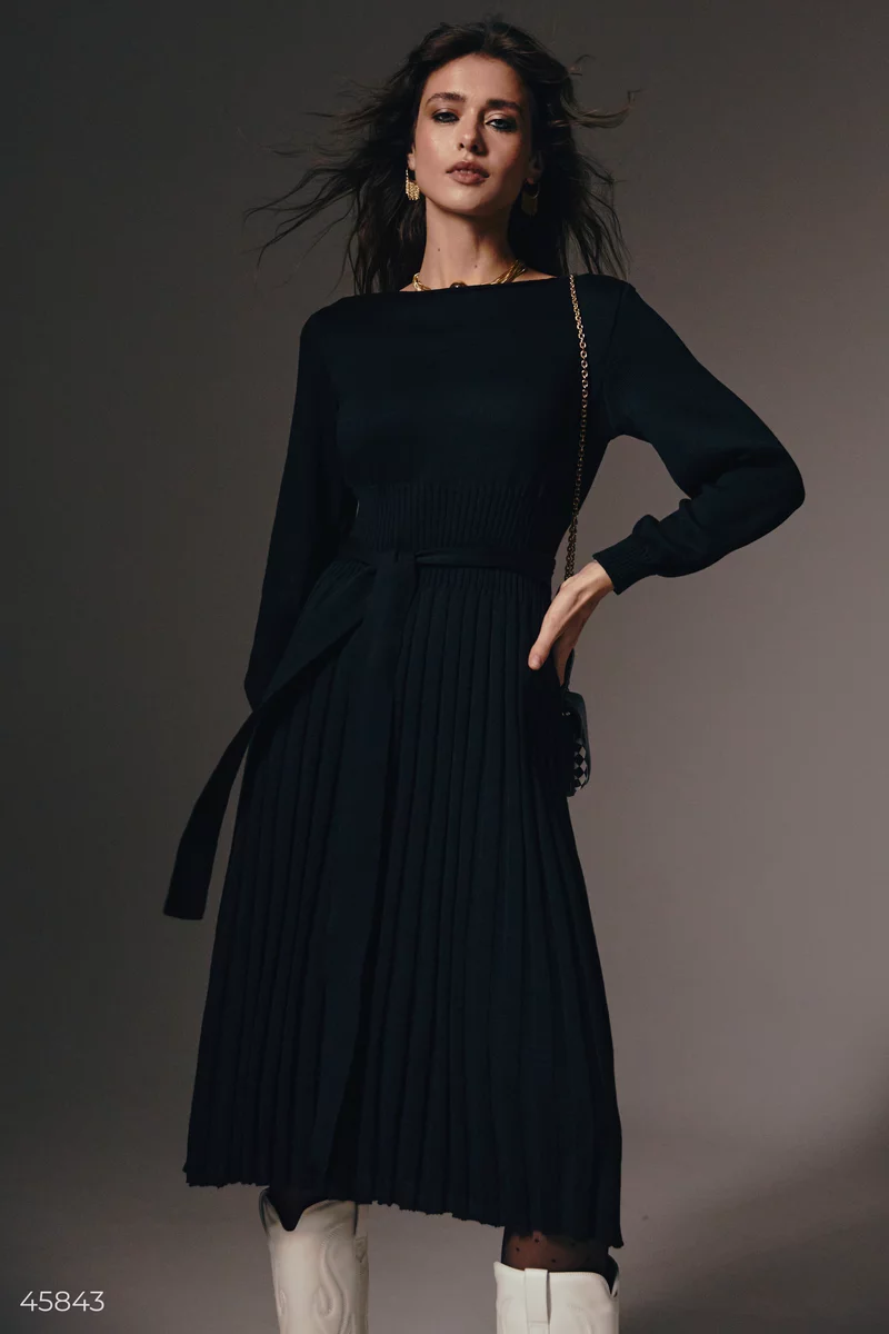 Чорна трикотажна сукня міді з плісованим низом фотографія 3