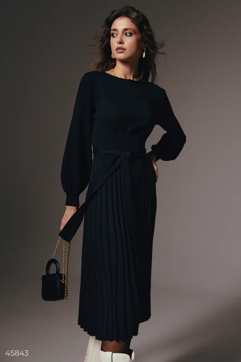Чорна трикотажна сукня міді з плісованим низом фотографія 4