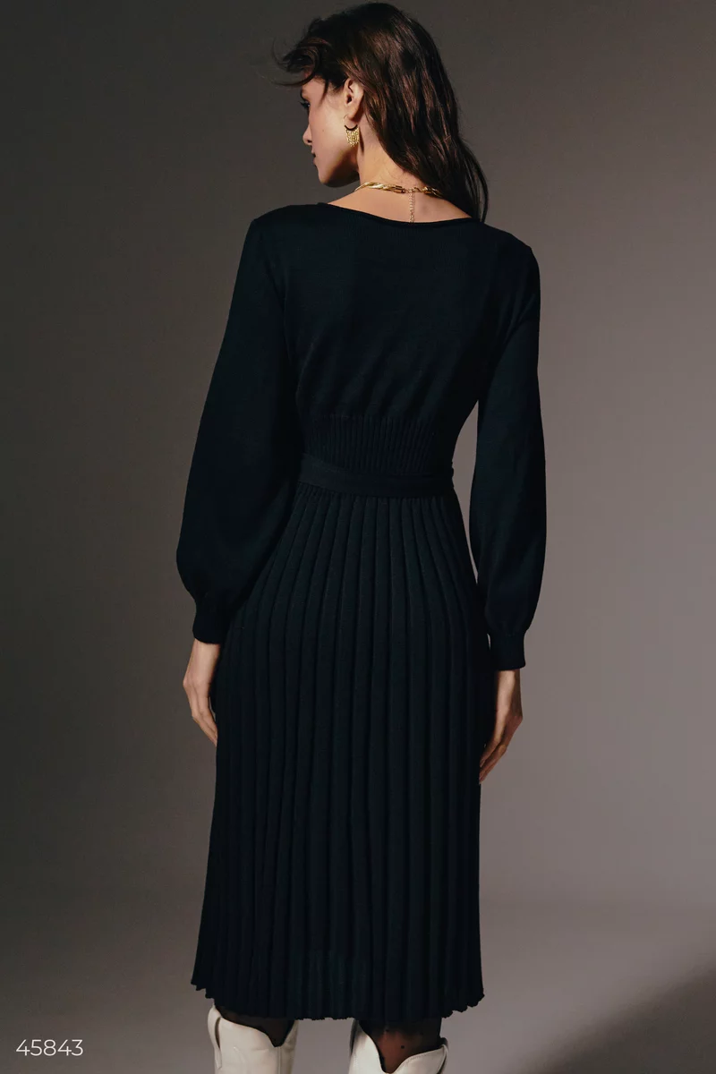 Чорна трикотажна сукня міді з плісованим низом фотографія 5