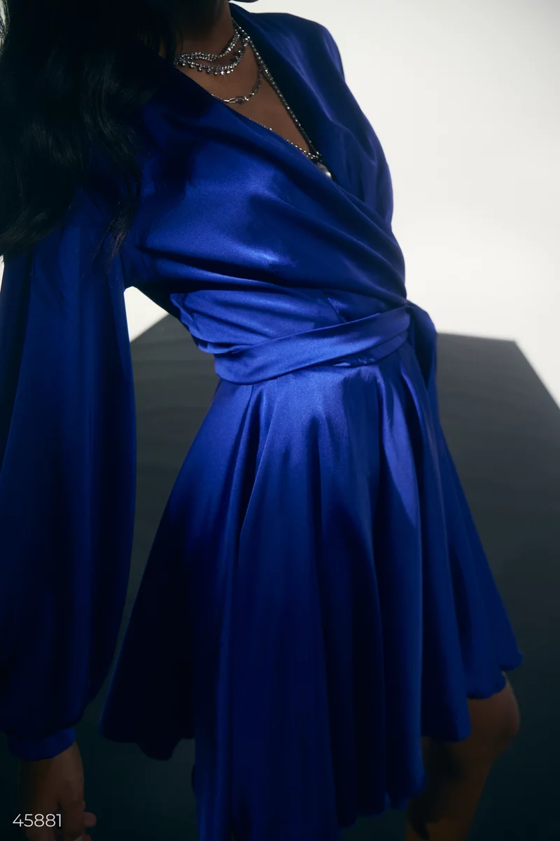 Синя сукня міні на запах фотографія 5