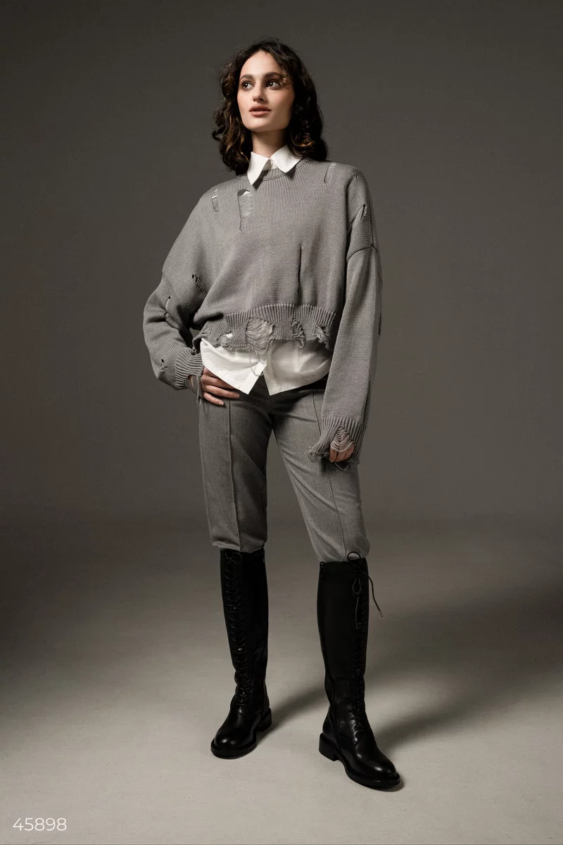 Укороченный серый свитер с рваным краем фотография 3