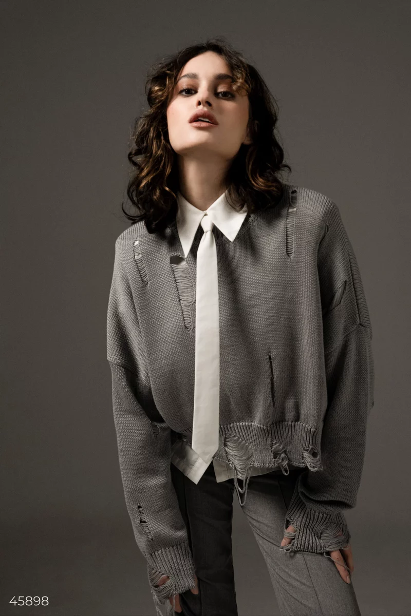 Укороченный серый свитер с рваным краем фотография 5