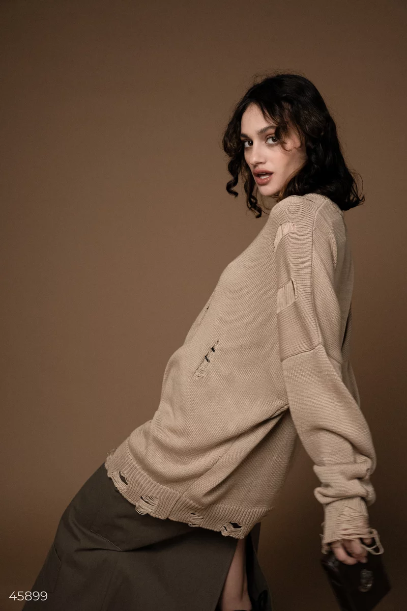 Long beige sweater with a torn edge photo 4