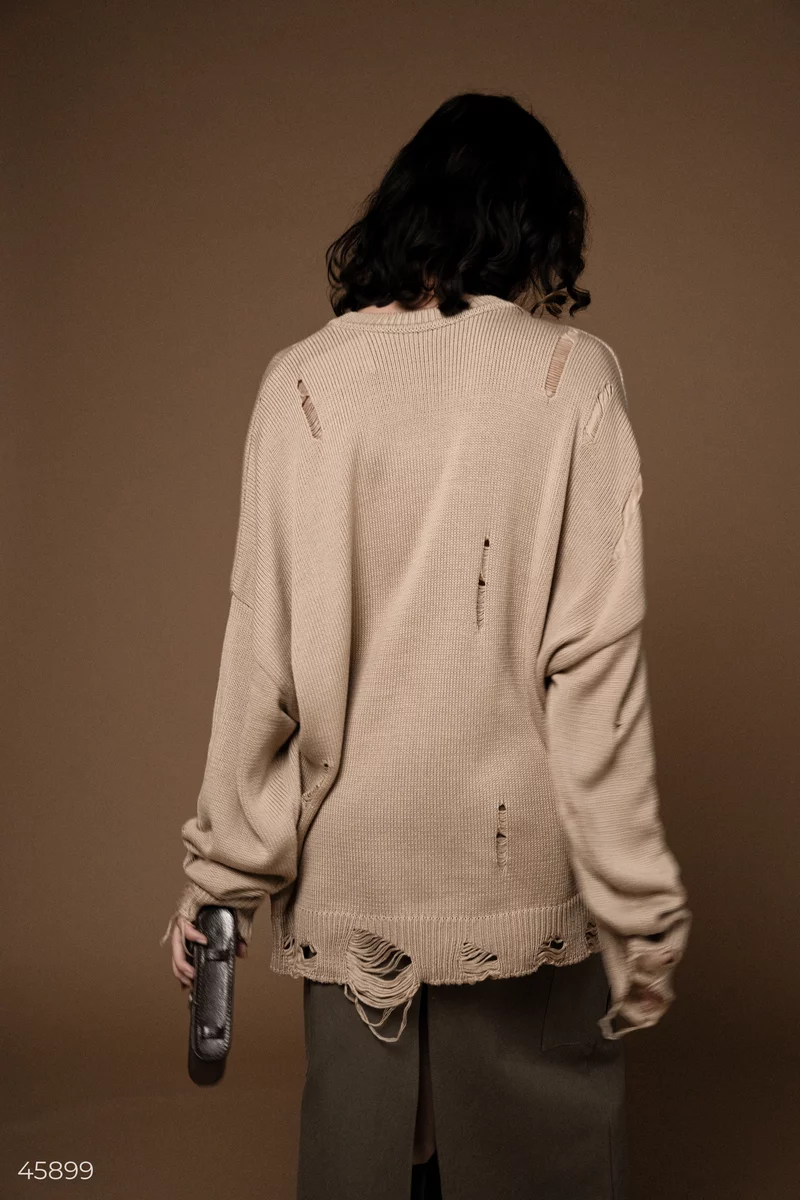 Удлиненный бежевый свитер с рваным краем фотография 5