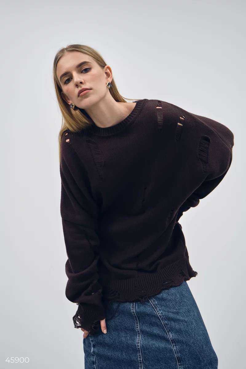Подовжений коричневий светр із рваним краєм фотографія 1